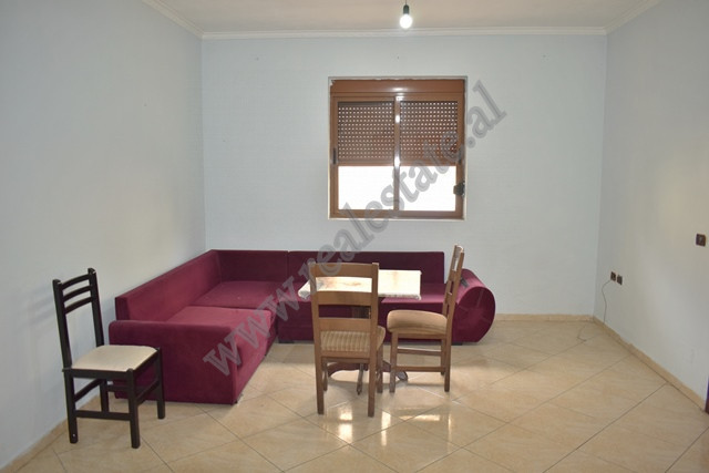 Apartament 2+1 me qera ne rrugen Fuat Toptani prane rruges se Elbasanit.
Apartamenti pozicionohet n